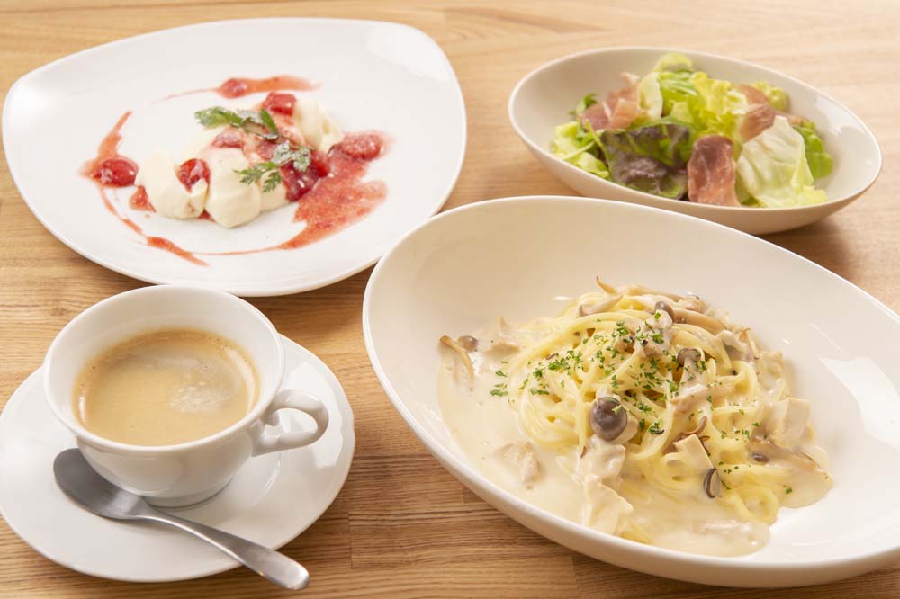 パスタランチ（生ハムサラダ付き） 900円